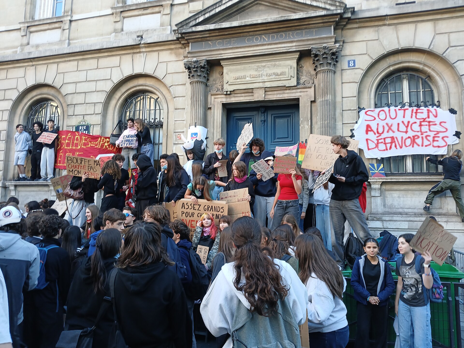 French Students Fill Up the Streets Across the Country—Here's What’s Happening